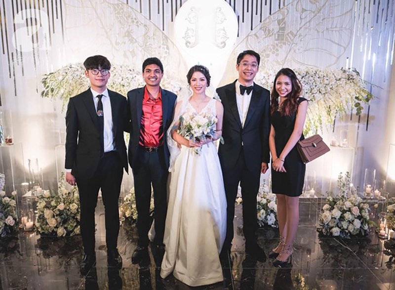 Đám cưới có 1-0-2 sang chảnh hết nấc: Sân khấu lộng lẫy, khách mời đa quốc gia, hoa tươi nhập khẩu tinh tế Đám cưới có 1-0-2 sang chảnh hết nấc: Sân khấu lộng lẫy, khách mời đa quốc gia, hoa tươi nhập khẩu tinh tế